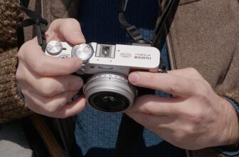 Fujifilm teases a medium-format ver...