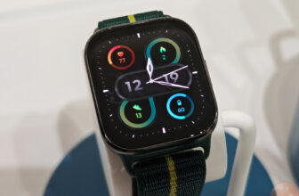 Moto Watch Fit: A Feature-Packed Sm...