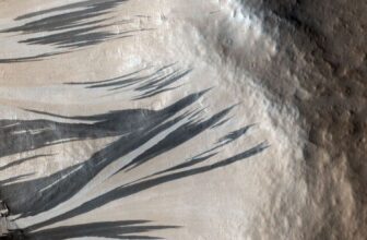 Water on Mars? Mysterious Dark Stre...