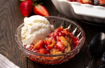 Strawberry Cobbler (Easy & Jui...