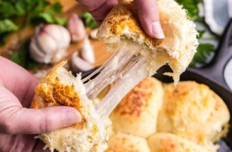 Cheesy Garlic Butter Pull Apart Rol...